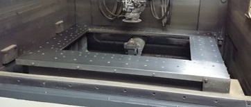 ワイヤーカット放電加工機のテーブル